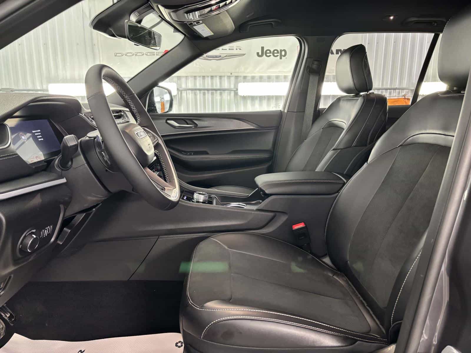 Image 4 Jeep Grand Cherokee Altitude 2025