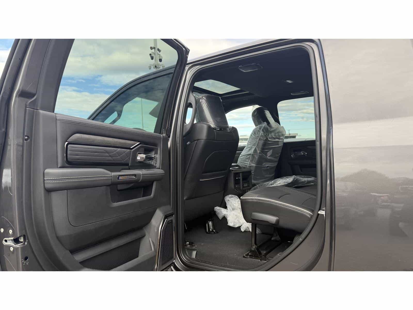 Image 13 RAM 2500 Limited 2026