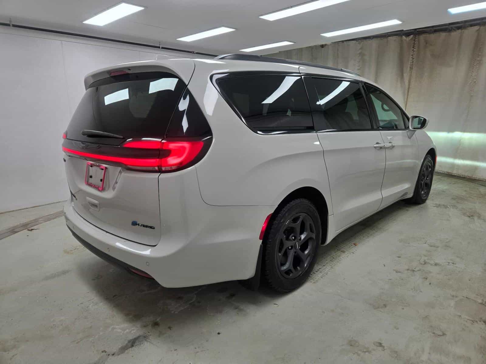 2021 Chrysler Pacifica Hybrid Touring L Hyb Touring L Plus - Image 5