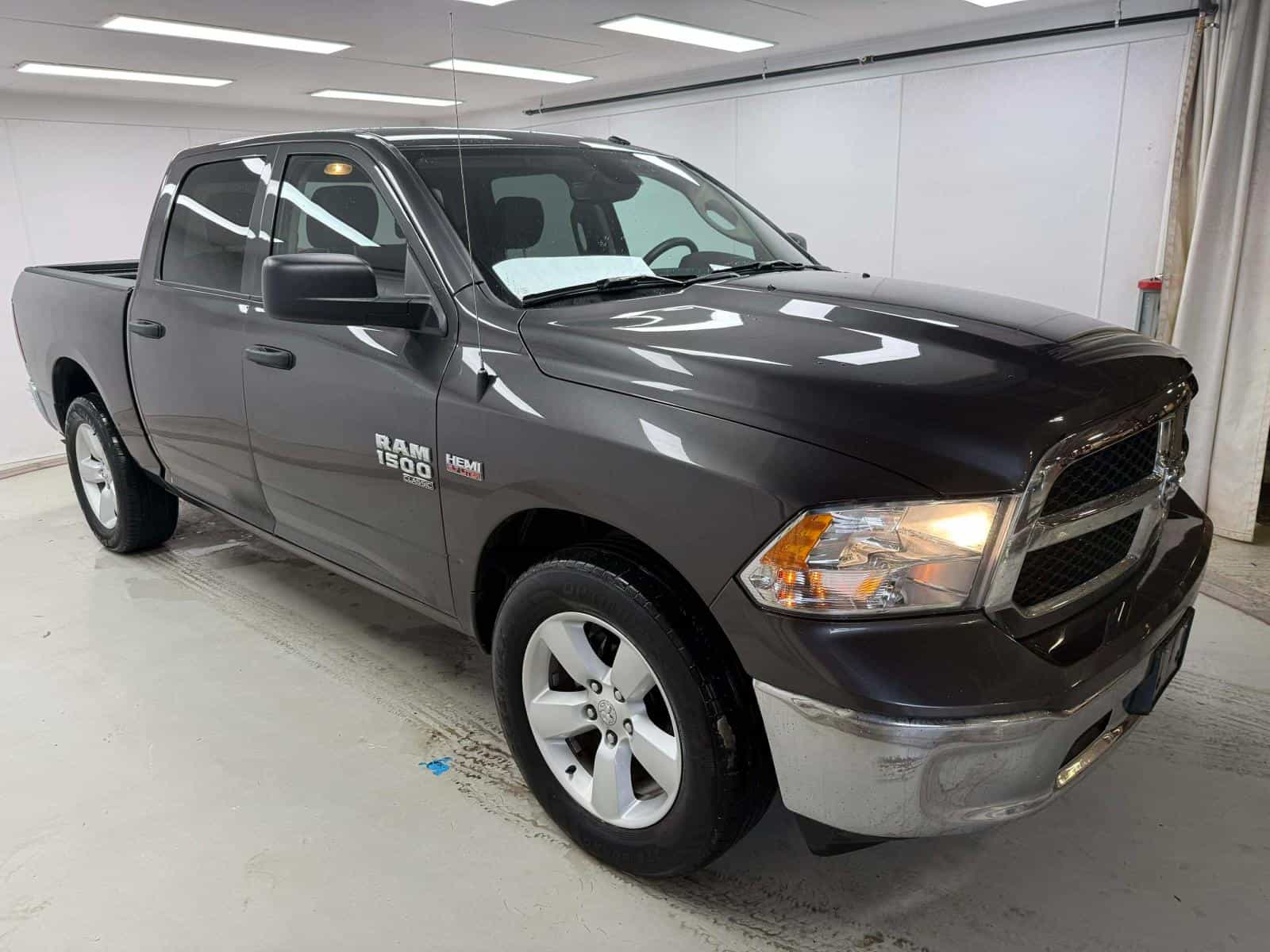 2023 RAM 1500 CLASSIC SLT SLT - Image 3