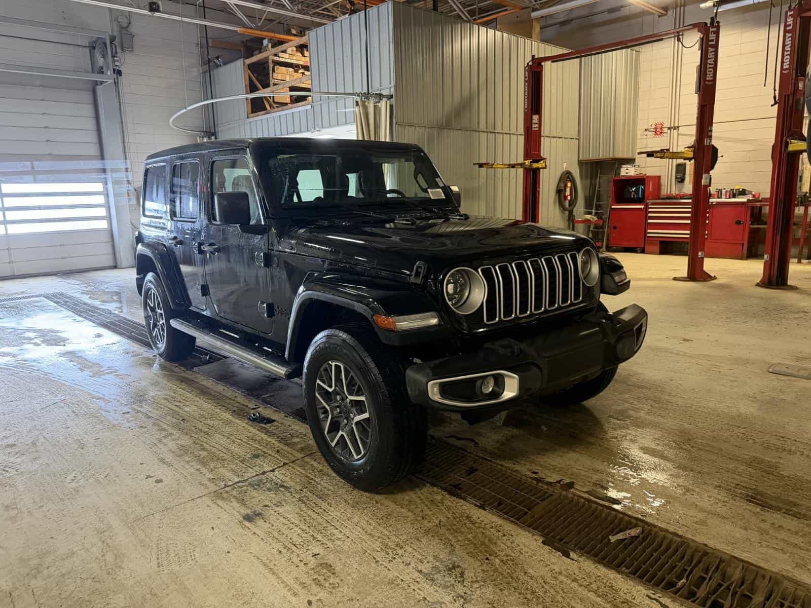 Image 2 Jeep Wrangler 4 Door Sahara 2026