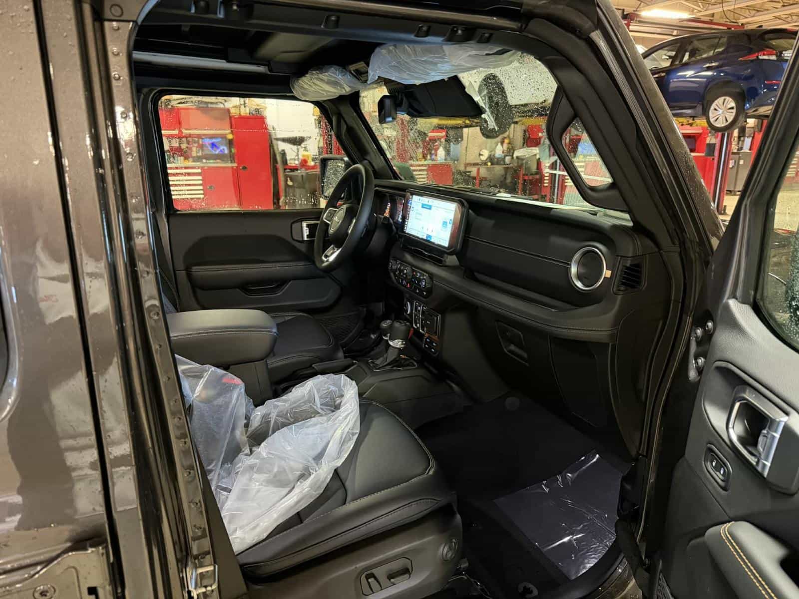 Image 5 Jeep Wrangler 4 Door Sahara 2026