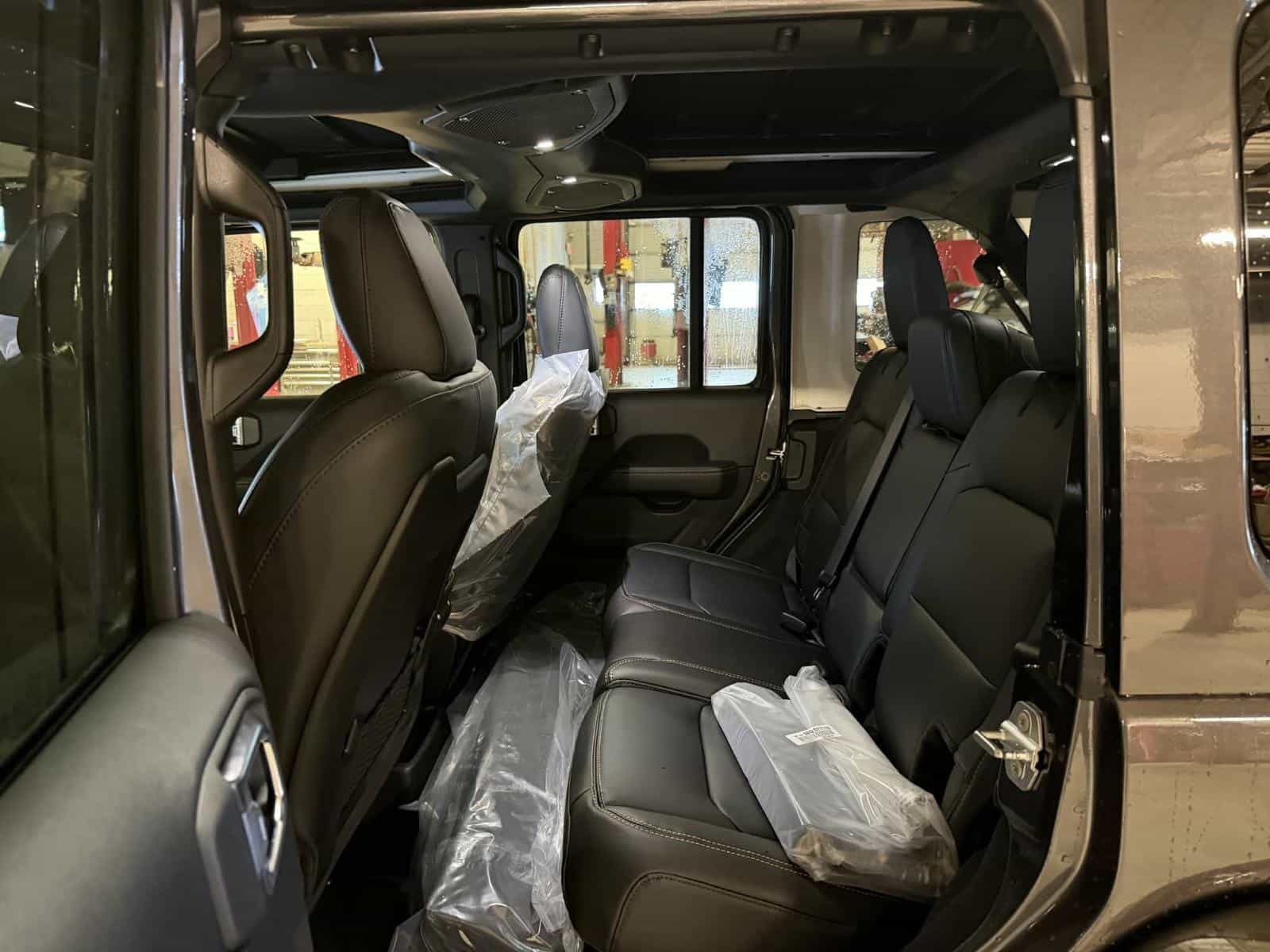 Image 6 Jeep Wrangler 4 Door Sahara 2026