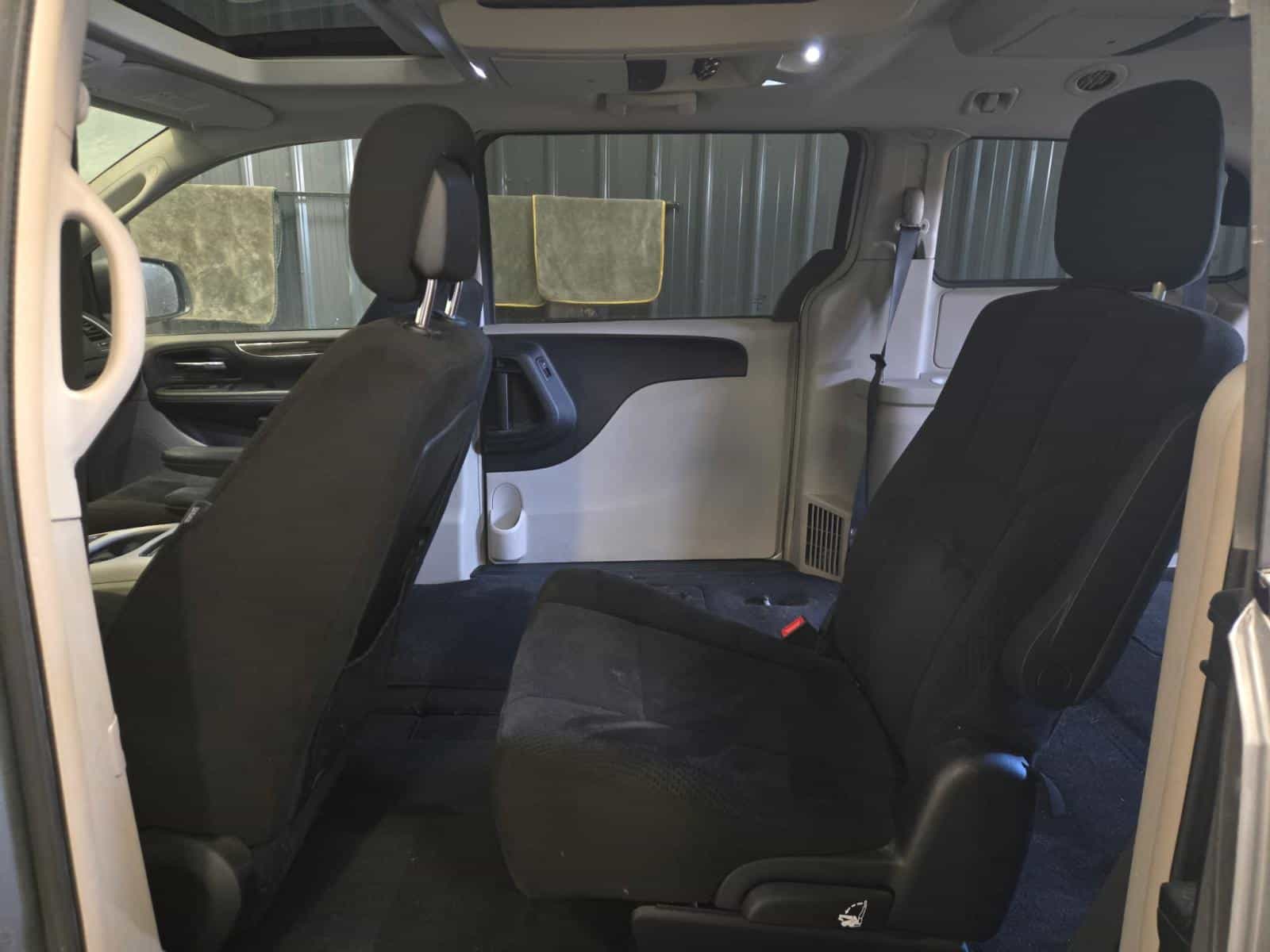 Image 11 Chrysler Town & Country Touring 2013