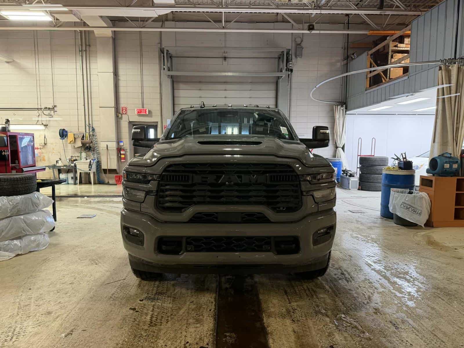 Image 2 RAM 2500 Black Express 2026