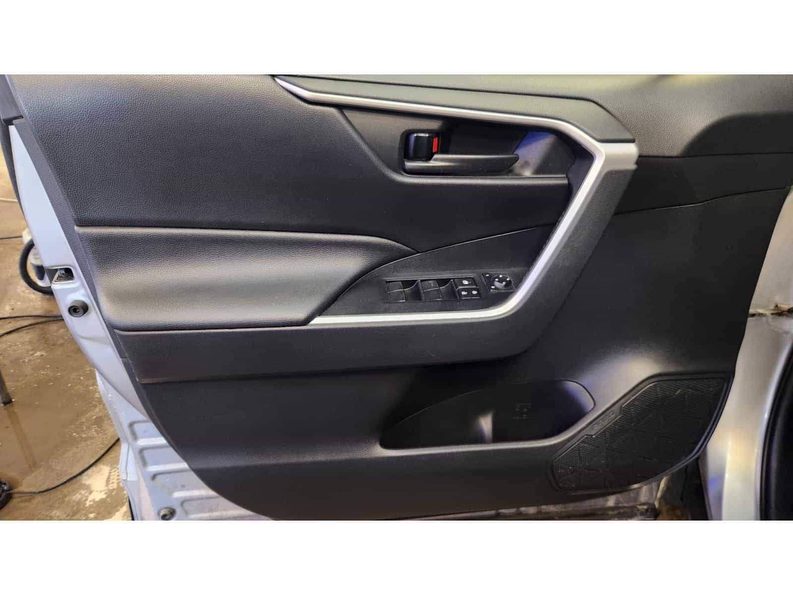 Image 8 Toyota RAV4 LE LE 2019