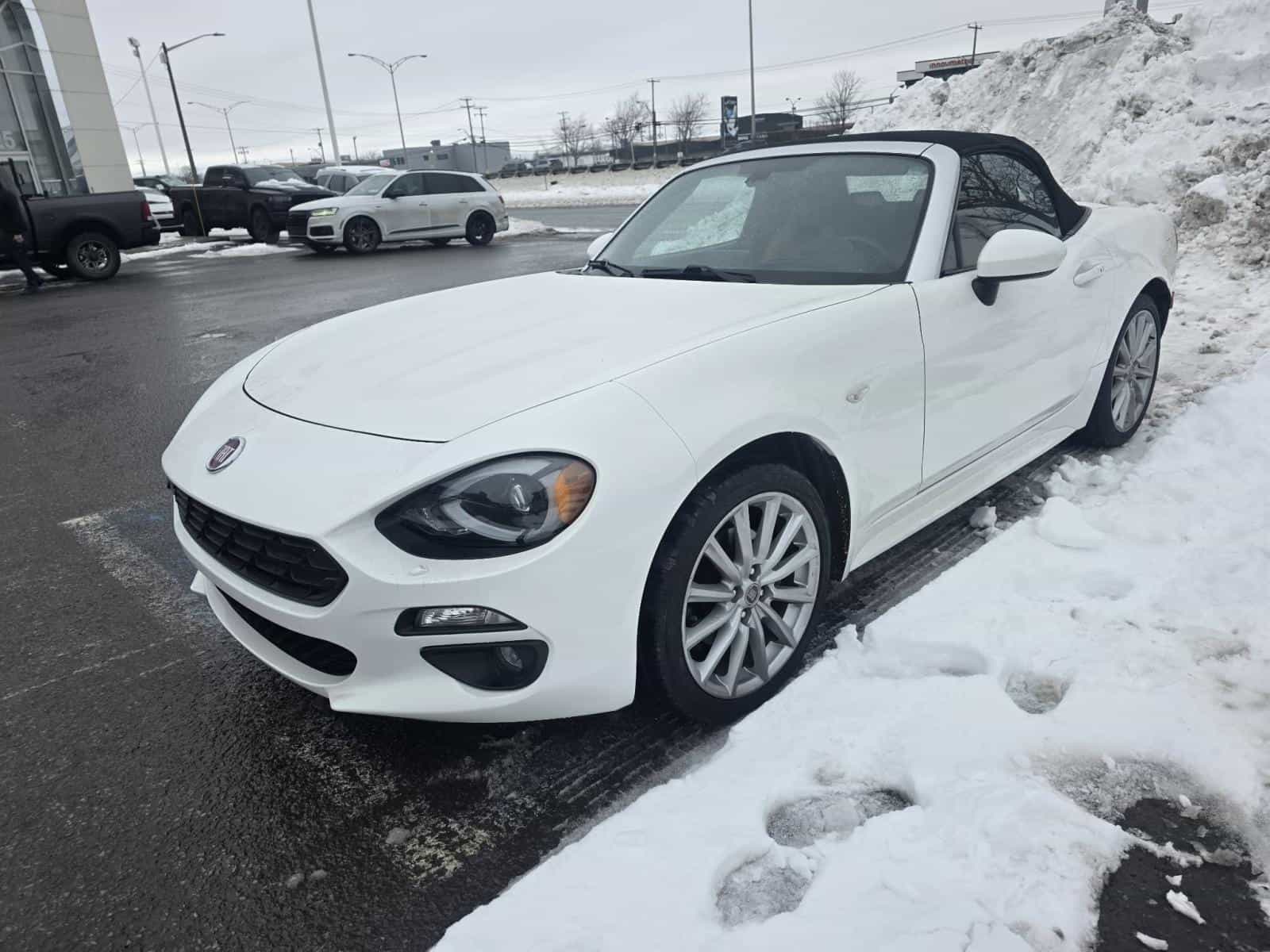 2017 Fiat 124 Spider Classica - Image 1