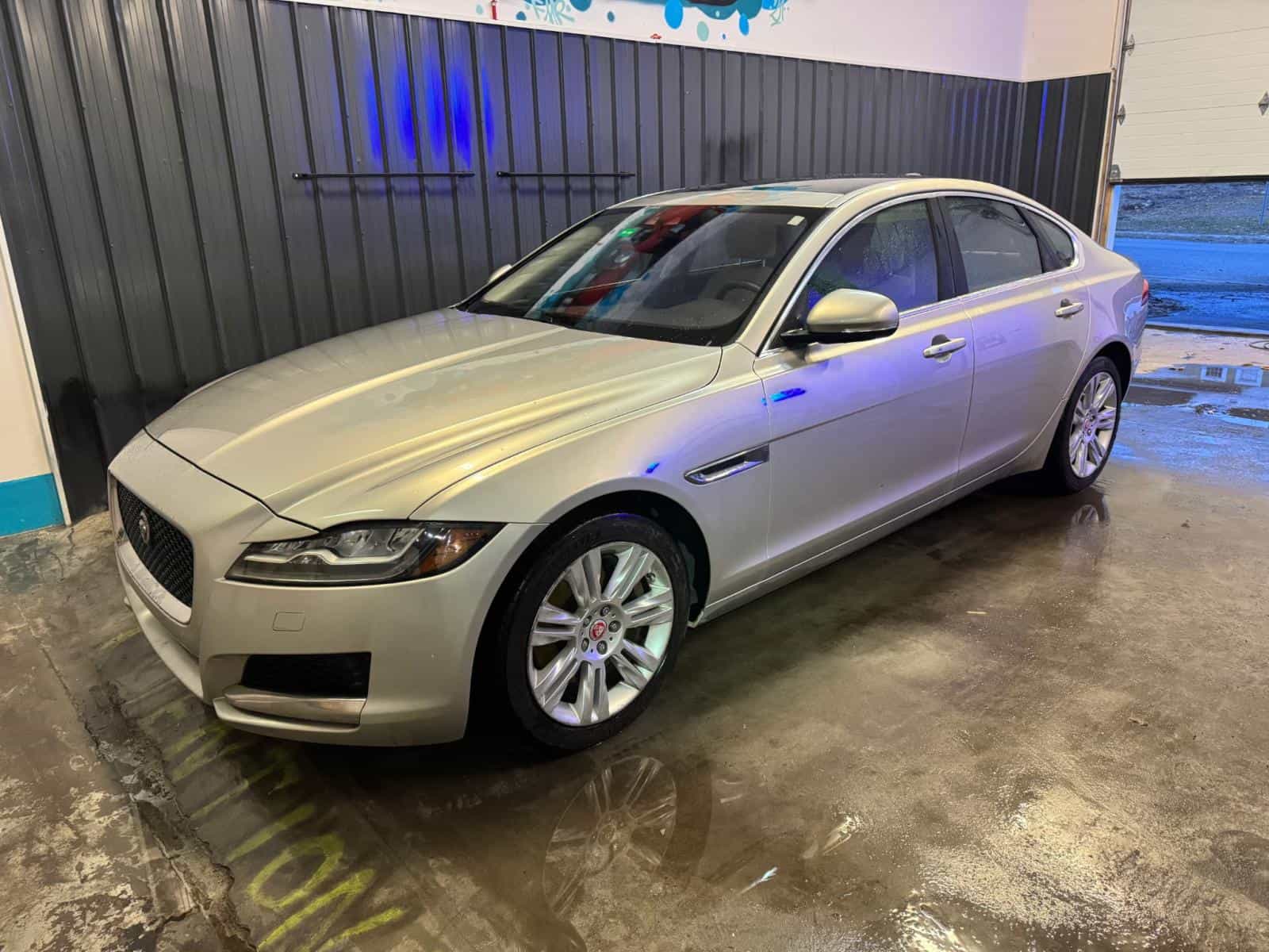 2016 Jaguar XF Premium - Image 1