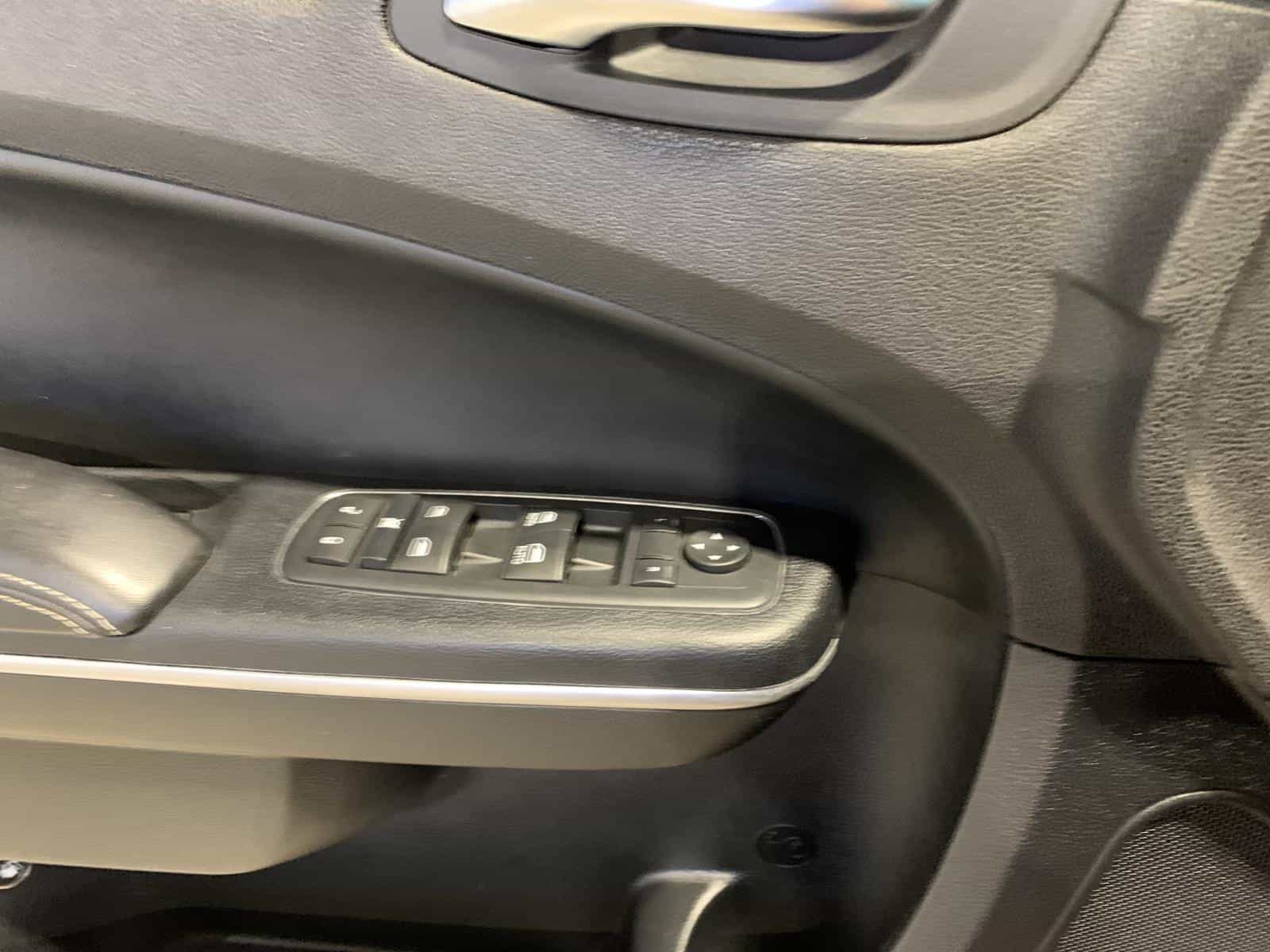 2015 Chrysler 300 S - Image 21