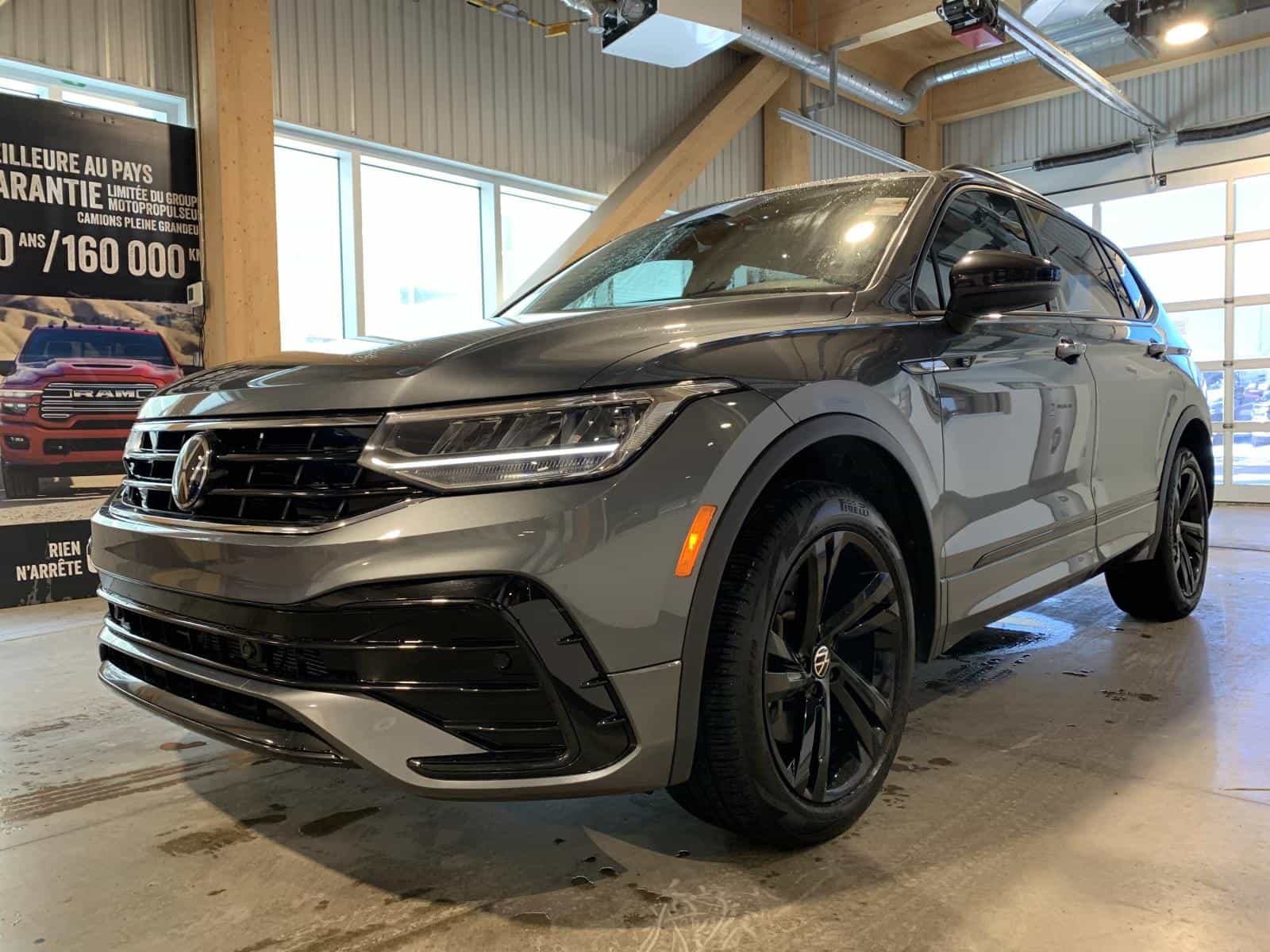 Image 2 Volkswagen Tiguan Comfortline R-L Blk 2023